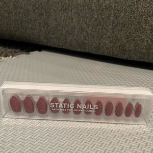 Static reusable pop on nails